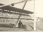 Fotbollsmatch mellan ÖSK-Surahammar vid Råsunda fotbollsplan.
 Gösta Lind slår in straff mot Surahammar. ÖSK-Surahammar 2-1.