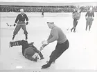 Bandy vid Eyravallen. Sten Karlsson ÖSK frestar Köpingsmålvakten.