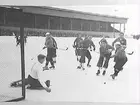 Bandy vid Eyravallen. Skoghallbacken ruffar(=spelar hårt) på Olle Sääv.