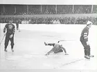Bandymatch mellan Karlstads Göta och ÖSK vid Eyravallen.
 Sven Bergström i aktion.