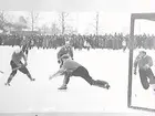 Bandy vid Askersunds Idrottsplats. 
Jojje Gustafsson, ÖSK väl framme. Målvakten är Askersunds Stig Reveny.