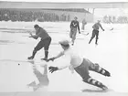 Bandymatch på Eyravallen.
 Olle Sääv skjuter mål på viljan.