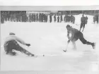 Bandymatch mellan Slottsbron(Karlstad) och ÖSK vid Slottsbron.
 Olle gör 1-0 på Slottsbron.