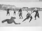 Bandymatch mellan ÖSK och Köping vid Eyravallen. Olle Sääv kvitterar mot Köping.