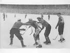 Landskamp Sverige mot Finland, bandy. Plats:Eyravallen, Örebro.
 Bruno och Olle Sääv klappar om skytten.