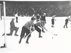 Bandy, Stockholms stadion. ÖSK-AIK.
 Olle Sääv och Jojje Gustafsson i kamp med AIK försvaret.