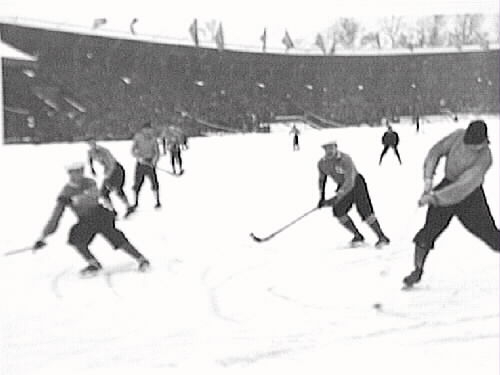 Bandy vid Stockholms stadion. Finland-Sverige.
 Mål på Finland, Jojje Gustafsson skjuter.