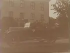 Göksholms slott.  Bil i förgrunden. 
Bilen är en Oldsmobile modell 30 från 1923-24 med en 42 hästkrafters sexcylindrig motor. Den registrerades den 2:e april 1924 på fröken Jenny Larsson, Örebro, och fick registreringsnummer T99. År 1930 ägdes den fortfarande av Jenny Larsson.