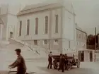 Svenska kyrkan, Oslo. 
Bilen på bilden är en Oldsmobile modell 30 från 1923-24 med en 42 hästkrafters sexcylindrig motor. Den registrerades den 2:e april 1924 på fröken Jenny Larsson, Örebro, och fick registreringsnummer T99. År 1930 ägdes den fortfarande av Jenny Larsson.