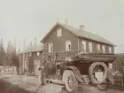 Aadalsvaldens tullstation, bilen i förgrunden. 
Bilen är en Oldsmobile modell 30 från 1923-24 med en 42 hästkrafters sexcylindrig motor. Den registrerades den 2:e april 1924 på fröken Jenny Larsson, Örebro, och fick registreringsnummer T99. År 1930 ägdes den fortfarande av Jenny Larsson.