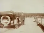 Färjan Torrvarpen
Herr Larsson vid bilen med registreringsnummer T99.
Bilen är en Oldsmobile modell 30 från 1923-24 med en 42 hästkrafters sexcylindrig motor. Den registrerades den 2:e april 1924 på fröken Jenny Larsson, Örebro, och fick registreringsnummer T99. År 1930 ägdes den fortfarande av Jenny Larsson.