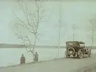 Herr Larsson och Ellen vid stranden. 
Bilen på bilden är en Oldsmobile modell 30 från 1923-24 med en 42 hästkrafters sexcylindrig motor. Den registrerades den 2:e april 1924 på fröken Jenny Larsson, Örebro, och fick registreringsnummer T99. År 1930 ägdes den fortfarande av Jenny Larsson.