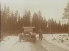 Hidingebro. Herr Larsson vid bilen. 
Bilen är en Oldsmobile modell 30 från 1923-24 med en 42 hästkrafters sexcylindrig motor. Den registrerades den 2:e april 1924 på fröken Jenny Larsson, Örebro, och fick registreringsnummer T99. År 1930 ägdes den fortfarande av Jenny Larsson.