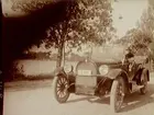 Bilen vid sjön. Ellen Larsson vid ratten. 
Bilen är en Oldsmobile modell 30 från 1923-24 med en 42 hästkrafters sexcylindrig motor. Den registrerades den 2:e april 1924 på fröken Jenny Larsson, Örebro, och fick registreringsnummer T99. År 1930 ägdes den fortfarande av Jenny Larsson.