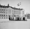 Kamratmöte, Gustaf Tillas avgångsklass från 1924.
Olaus Petriskolan i bakgrunden.