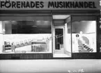 Förenades Musikaffär, skyltfönster.