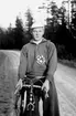 En man med cykel.
Rune Berglund
Örebro Velocipedklubb.