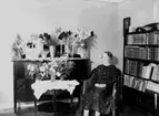 Rumsinteriör, en kvinna.
Fru Elsa Larsson på födelsedagen.