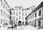 Bostadshus.
White Arkitektkontor AB.  
Gården Fredsgatan 16, port mot Fredsgatan.
Knut Borgs hade sin fotoateljé i huset till vänster på 1980-talet. 
Bilden beställdes troligen av White Arkitektkontor AB. Företaget låg 1961-1962 på Hjalmar Bergmansväg 50 (centrumhuset i Baronbackarna). 1981-1982 låg företaget på Fredsgatan 17 D (ovanför restaurangen Svarta pannan).