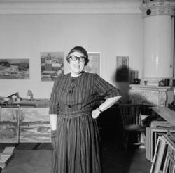 Interiör, en kvinna.
Konstnär Inga Berg