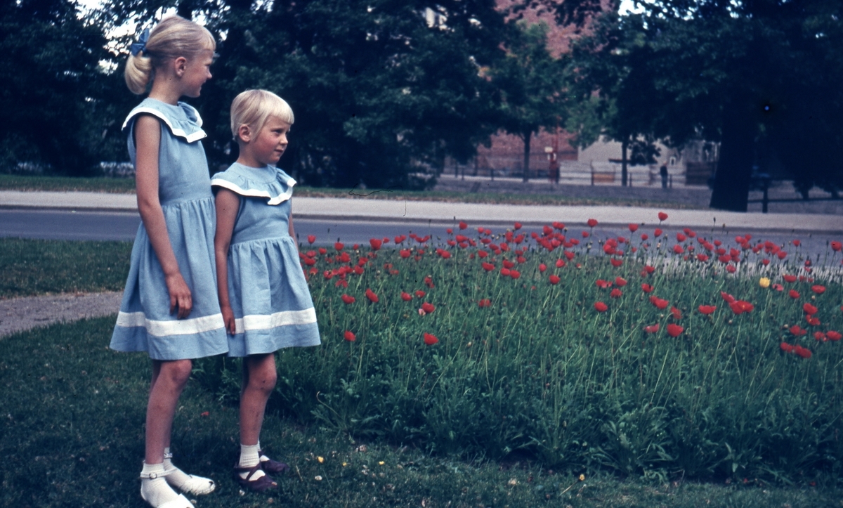 Marianna (Janna) Borg och Susanna (Sussi) Borg vid Nämndhuset, 16 juni 1954.