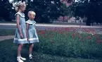 Marianna (Janna) Borg och Susanna (Sussi) Borg vid Nämndhuset, 16 juni 1954.