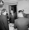 Rumsinteriör, grupp vid bordet.
UB, 30-årsjubileum.