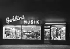 Bohlins Musik, affärsbyggnad, skyltfönster.