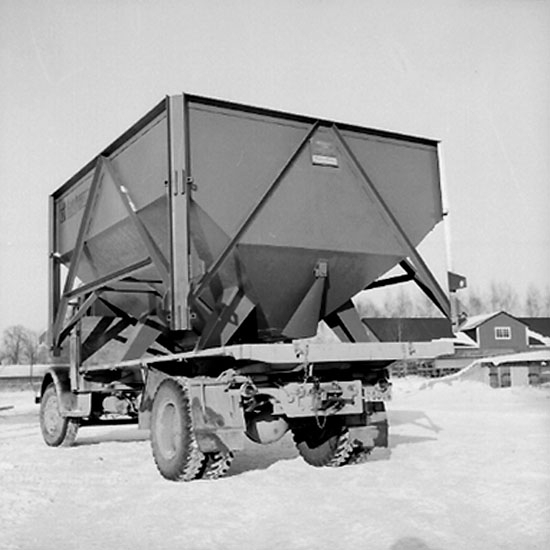 Vretstorpsverken, fabriksbyggnader, en lastbil.