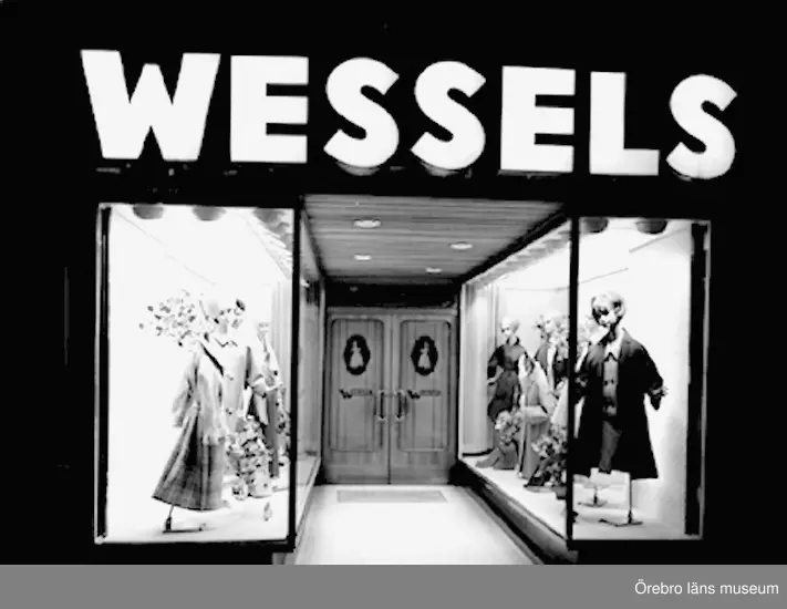 Wessels, affärsbyggnad, skyltfönster.
Affären låg på Storgatan 8, Örebro.