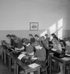 Klassrumsinteriör, flickgrupp, maskinskrivning.
P.M.