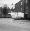 Konsum, trevånings bostadshus med affärslokaler i gatuplanet.
Ekersgatan 17.