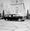 Likbil.
 Begravningsföreningen.
Bilen står framför gamla krematoriet på Norra kyrkogården. Krematoriet kom till stånd genom en donation av grosshandlare L E Andersson. Invigning 1921. Arkitekt Gustav Lindgren.