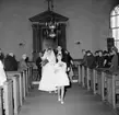 Interiör av Stora Mellösa kyrka, brudpar och bröllopsgäster.
Ragges bröllop.