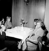 Interiör, släktgrupp vid bordet, födelsedagsfirande.
Sörlings 50 årsdag.