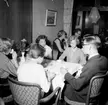 Interiör, släktgrupp vid bordet, födelsedagsfirande.
Sörlings 50 årsdag.