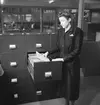 Konsum, kontorsinteriör, kortskåp, en kvinna.
