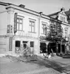 Bostadshus och affärsbyggnader, fasad.
Hörnhuset Olaigatan- Gamla gatan  vid Järntorget i Örebro.
Troligtvis var det riksdagsmannen Sven Anderssons frisersalong.