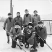 Ett skollag i ishockey på Zinkensdamm i Huskvarna. Stående från vänster: Håkan Svensson(1), Ingvar Lagerkvist(3), Urban Säwe(4). Sittande från vänster: Hans Alexandersson(1), Claes Ekholm(2) Bruno Ödman(3).