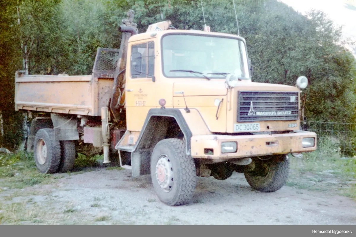 Lastebilen, Magirus Deutz, DC 30065  tilhøyrde Statens Vegvesen. Sjåfør var Ola Svingen frå Hemsedal.