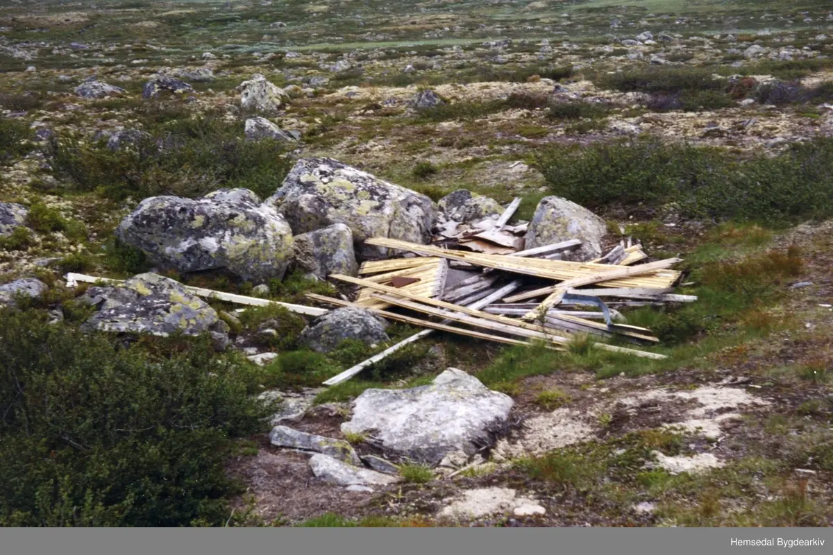 Kvilebrakka som Statens Vegvesen hadde på grensa mellom Hemsedal og Lærdal fekk hard medfart i vinden. Brakka var bardunert i ein telefonstolpe, men til lita hjelp. Ola Svingen hadde nyss vore innom brakka og kvilt litt før han heldt fram med vegarbeidet. Då sognamannskapet kom ein halv time seinare, var brakka borte!