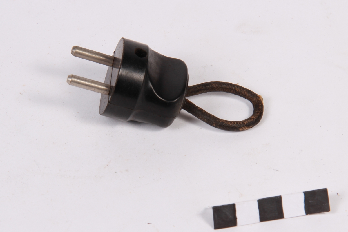 stikkontakt og støpsel med ledning montert på JÆHÅ5736a