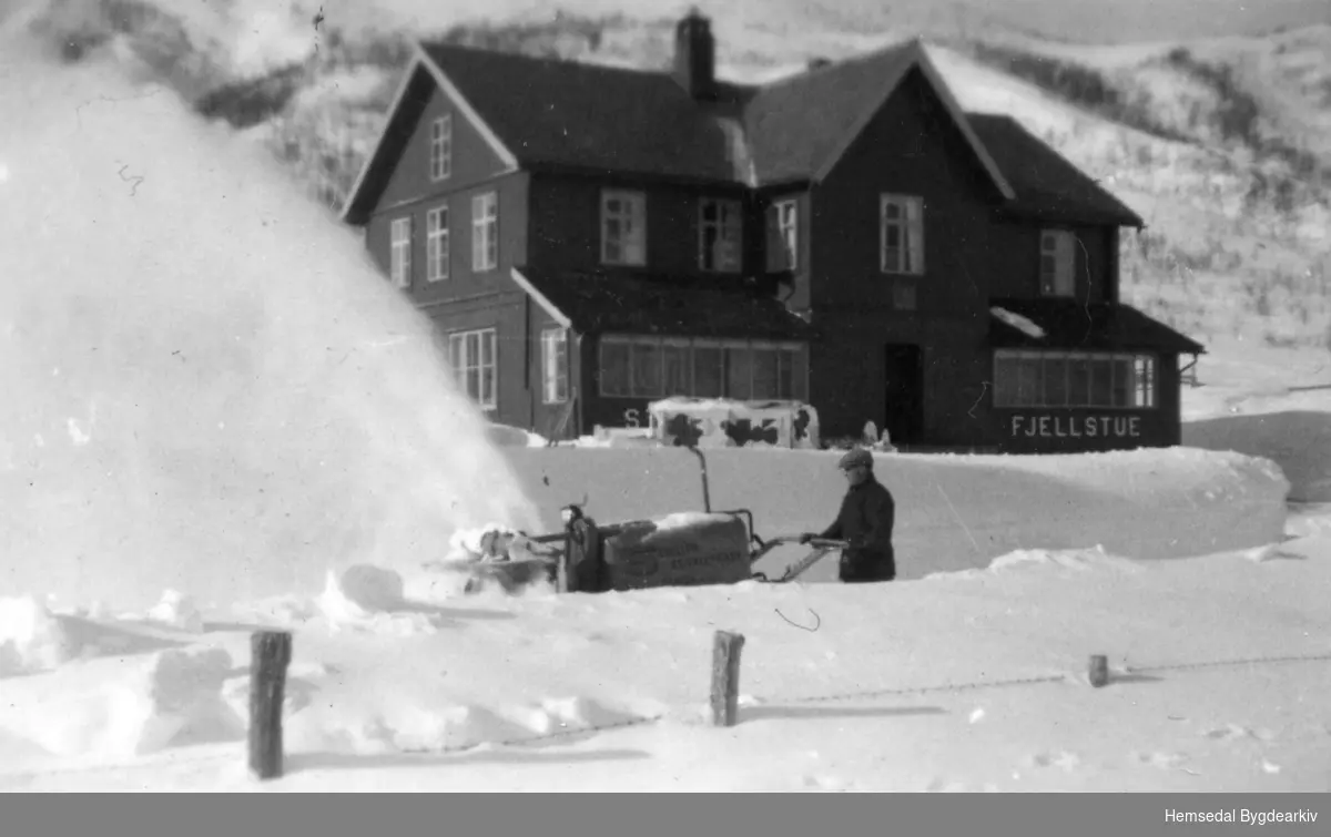 Olav Fekene prøvekøyrer Shillersnøfresaren ved Storeskar, truleg i 1955.