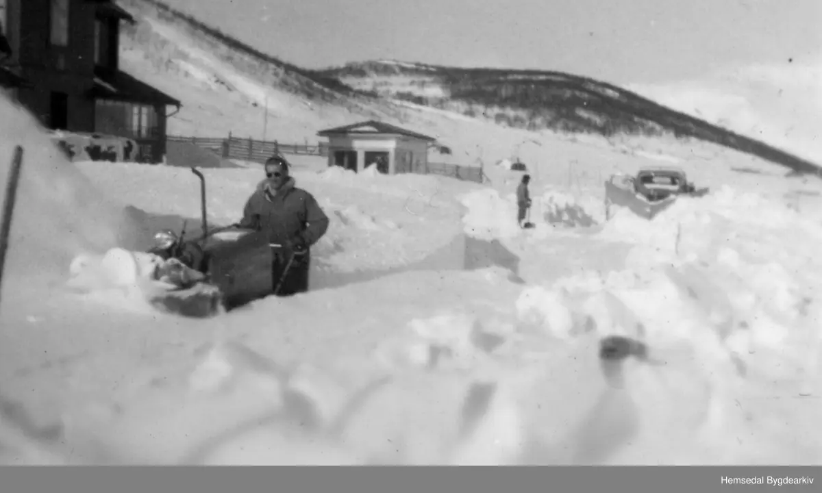 Vegen til Storeskar skulle vera brøytt ferdig til påsken 1955. Dei starta ved Lauvset kl. 09 om morgonen og var framme ved Storeskar kl.2330. Olav Skredderberget frå Gol med Shillerfresaren, og Olav Fekene frå Hemsedal med lastebil med plog. Neste morgon var heile vegen driven att, og dei såg berre eksosrøyret på fresaren. Med dette utstyret laut dei ha med mannskap til å "stikka ned" snøen i fennene, inntil 4 mann. Shillarsnøfresaren tok ein meter breidde, og føraren gjekk etter og styrde. Det vart fresa ei breidde på kvar side av vegen slik at lastebilen med plog kunne ta stripa i midten.