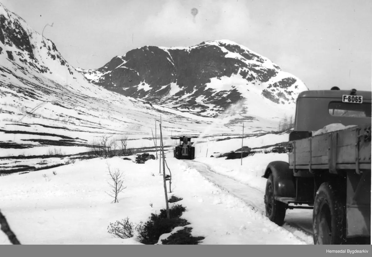 Snørydding på Hemsedalfjellet, nordom Bjøberg i 1957.