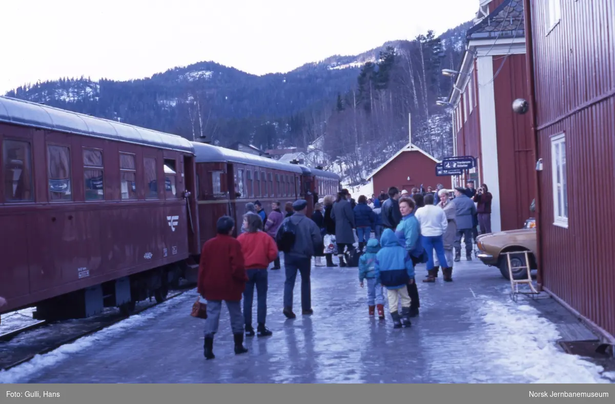 Nest siste persontog på Numedalsbanen 31. desember 1988 på Rødberg stasjon