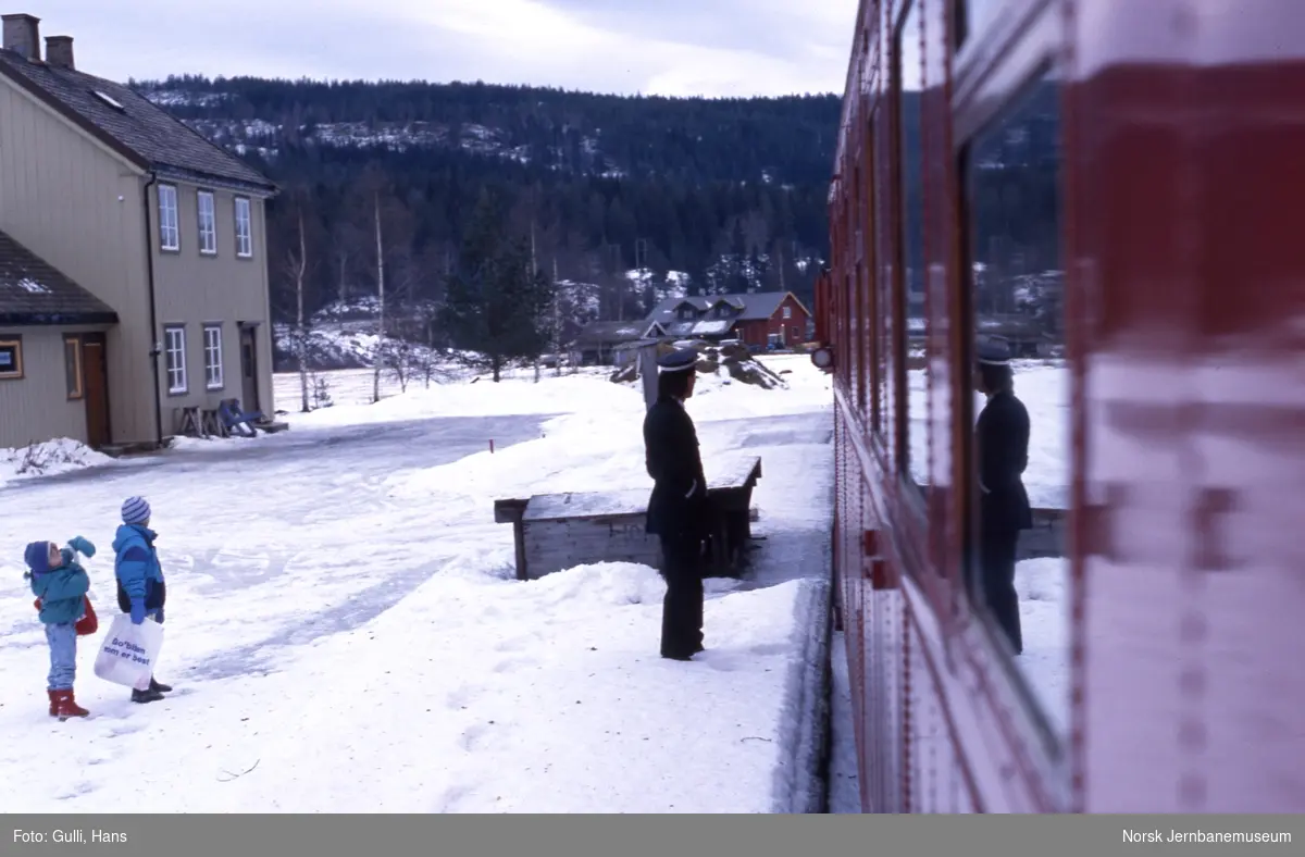 Nest siste persontogpar på Numedalsbanen 31. desember 1988 på Lampeland holdeplass