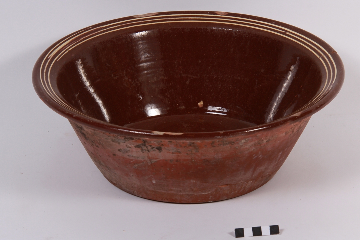 Brun med tre striper.