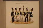 Plansch med uniform för Svea livgarde för åren 1803-1845. Plansch i färgtryck efter original av Adolf Ulrik Schützercrantz. Ingår i planschsamlingen Svenska krigsmaktens fordna och närvarande munderingar.