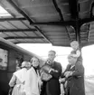 Familjegrupp på Centralstationen i Örebro, Janna och Sture reser till England.